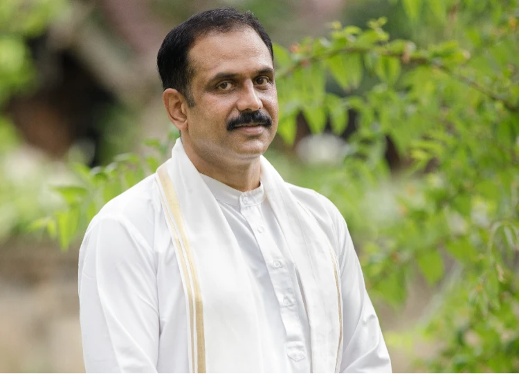 Dr Manoj R
